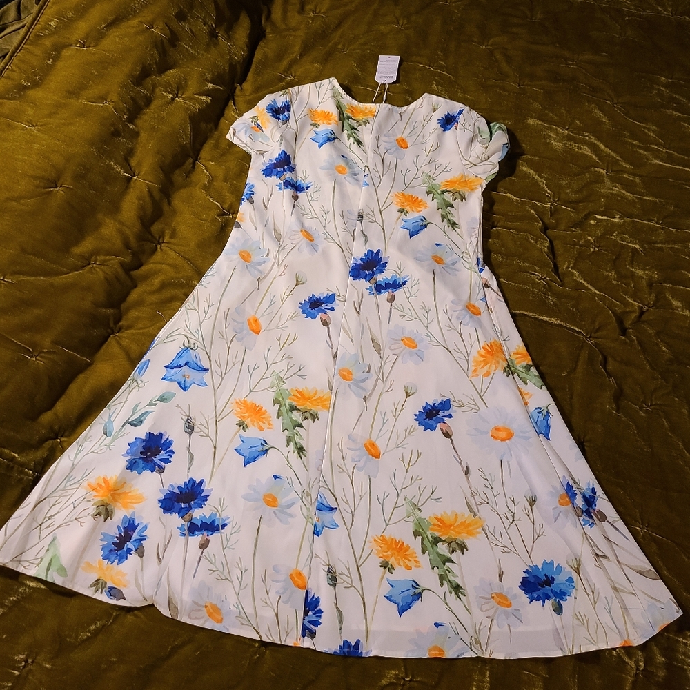 Light floaty flower dress - Picture 3 of 9
